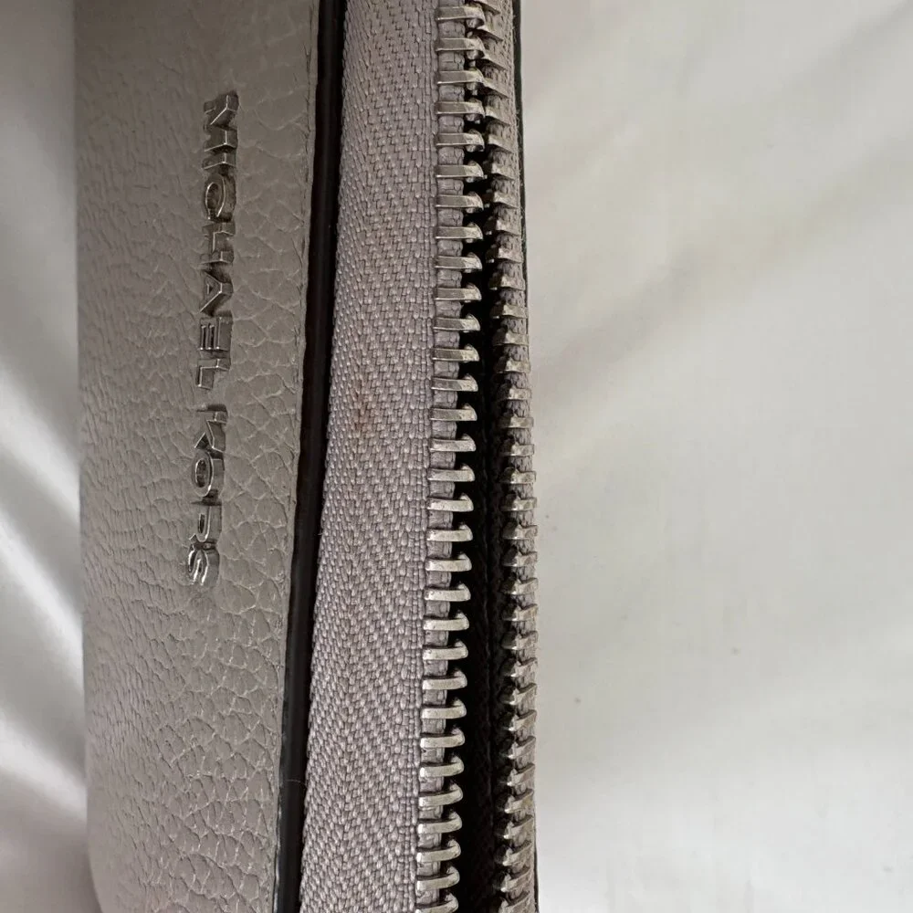 Jet Set Travel Large Flat Zip Pearl Grey Phone Wristlet Wallet Quiet Luxury Chic